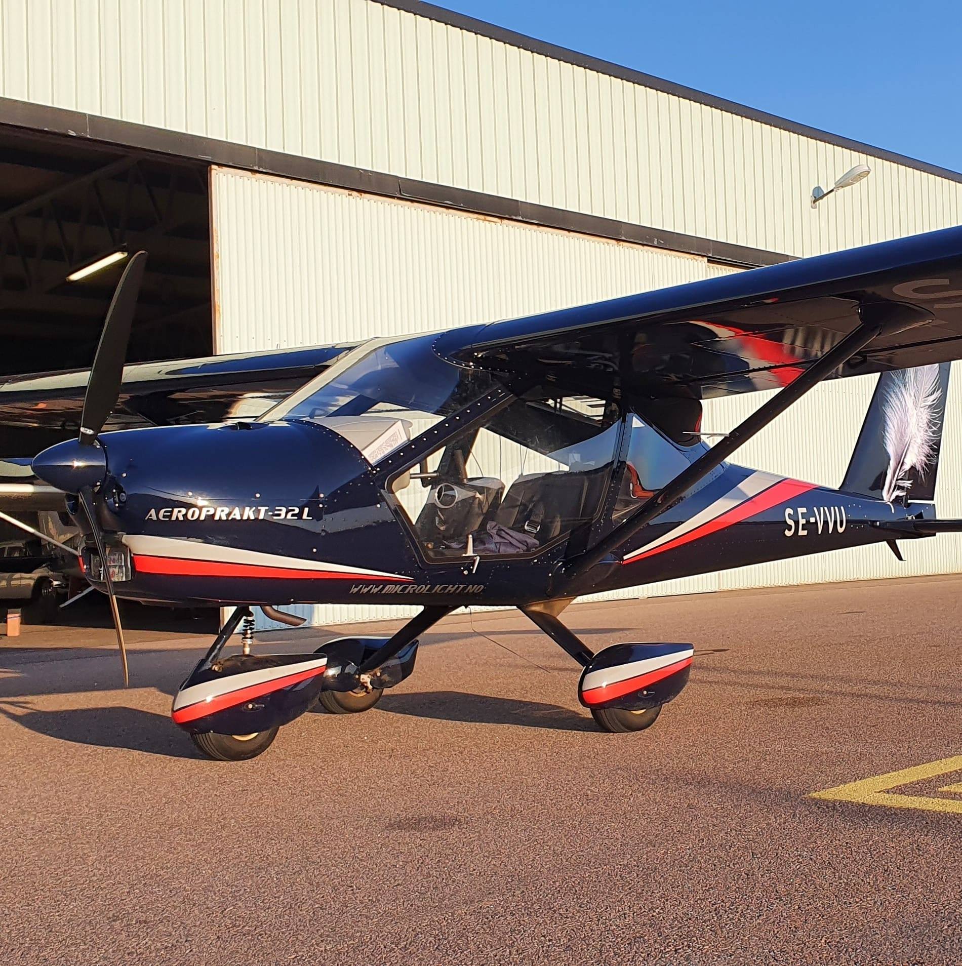 Klubbens Aeroprakt A-32L, SE-VVU, framför hangaren på Hagfors flygplats